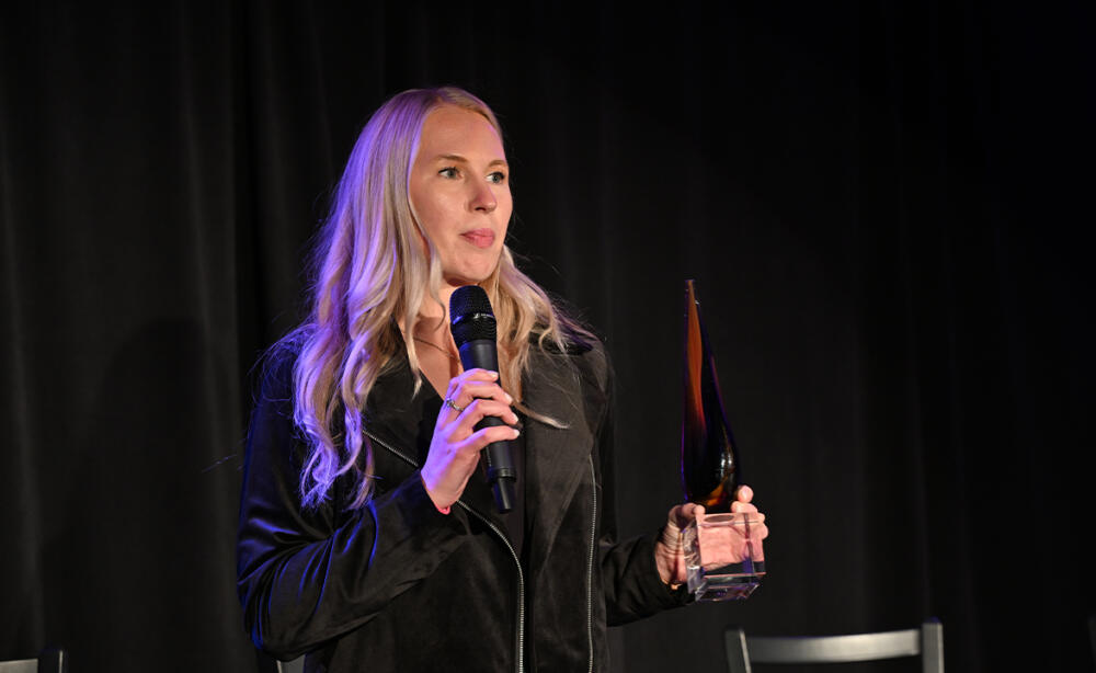 Amanda Hoegsted giving a speech after winning the Jason Johnson Sportsmanship Award