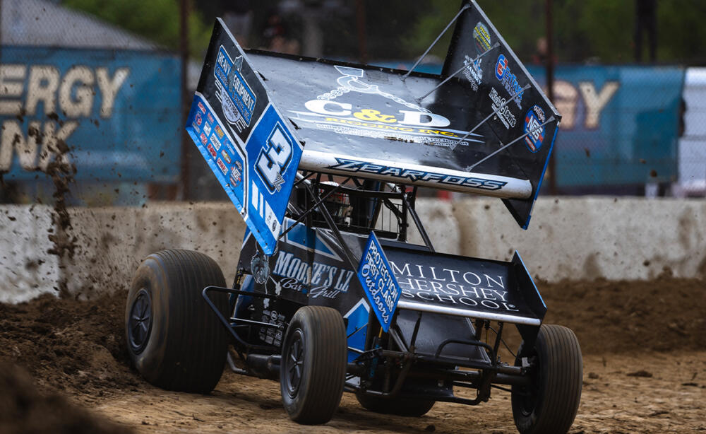 Brock Zearfoss runs the cushion at Fremont Speedway